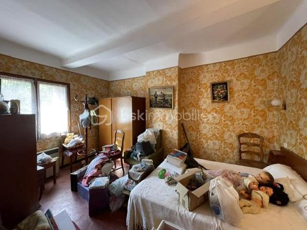 VINON-SUR-VERDON MAISON DE VILLAGE A RÉNOVER 90M² ENVIRON, GARAGE

Cette maison de village à rénover entièrement sur 2 niveau est composée comme suit :
Au rez de chaussée une pièce de vie, une cuisine, un WC et un beau garage
Au premier étage, 3 chambres, un WC, une salle de bain et une pièce supplémentaire pouvant servir de dressing, bureau ou autre
Un grenier total complète l'ensemble, pouvant être aménagé
Gros potentiel, idéal premier achat 
A visiter sans plus tarder