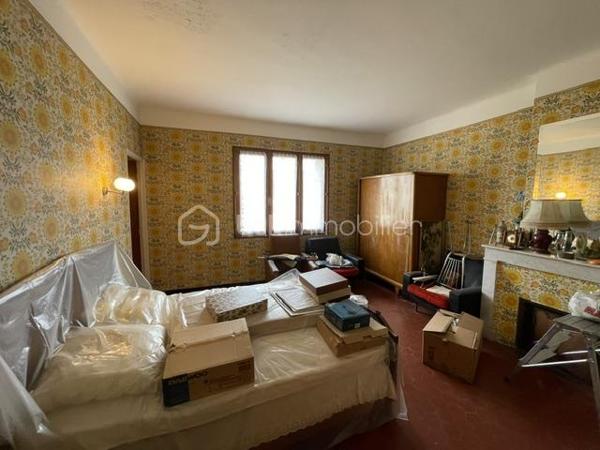 VINON-SUR-VERDON MAISON DE VILLAGE A RÉNOVER 90M² ENVIRON, GARAGE

Cette maison de village à rénover entièrement sur 2 niveau est composée comme suit :
Au rez de chaussée une pièce de vie, une cuisine, un WC et un beau garage
Au premier étage, 3 chambres, un WC, une salle de bain et une pièce supplémentaire pouvant servir de dressing, bureau ou autre
Un grenier total complète l'ensemble, pouvant être aménagé
Gros potentiel, idéal premier achat 
A visiter sans plus tarder