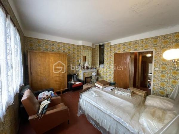 VINON-SUR-VERDON MAISON DE VILLAGE A RÉNOVER 90M² ENVIRON, GARAGE

Cette maison de village à rénover entièrement sur 2 niveau est composée comme suit :
Au rez de chaussée une pièce de vie, une cuisine, un WC et un beau garage
Au premier étage, 3 chambres, un WC, une salle de bain et une pièce supplémentaire pouvant servir de dressing, bureau ou autre
Un grenier total complète l'ensemble, pouvant être aménagé
Gros potentiel, idéal premier achat 
A visiter sans plus tarder