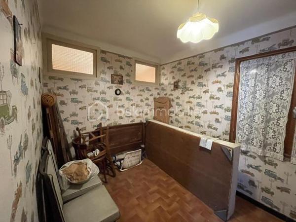 VINON-SUR-VERDON MAISON DE VILLAGE A RÉNOVER 90M² ENVIRON, GARAGE

Cette maison de village à rénover entièrement sur 2 niveau est composée comme suit :
Au rez de chaussée une pièce de vie, une cuisine, un WC et un beau garage
Au premier étage, 3 chambres, un WC, une salle de bain et une pièce supplémentaire pouvant servir de dressing, bureau ou autre
Un grenier total complète l'ensemble, pouvant être aménagé
Gros potentiel, idéal premier achat 
A visiter sans plus tarder