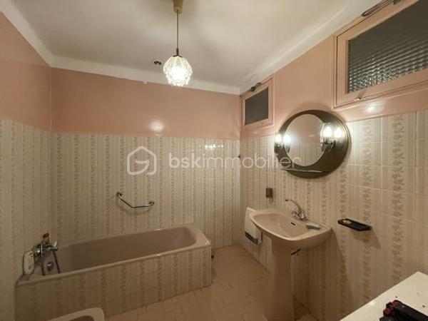 VINON-SUR-VERDON MAISON DE VILLAGE A RÉNOVER 90M² ENVIRON, GARAGE

Cette maison de village à rénover entièrement sur 2 niveau est composée comme suit :
Au rez de chaussée une pièce de vie, une cuisine, un WC et un beau garage
Au premier étage, 3 chambres, un WC, une salle de bain et une pièce supplémentaire pouvant servir de dressing, bureau ou autre
Un grenier total complète l'ensemble, pouvant être aménagé
Gros potentiel, idéal premier achat 
A visiter sans plus tarder