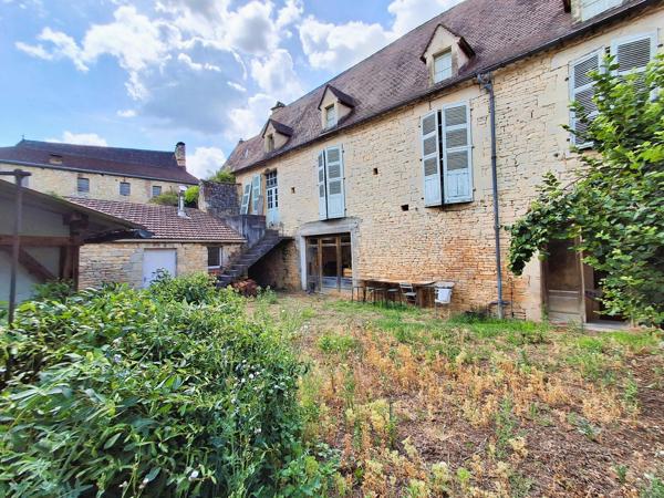 Bel immeuble en pierrre  avec de beaux éléments architecturaux, grands volumes, idéal investisseur