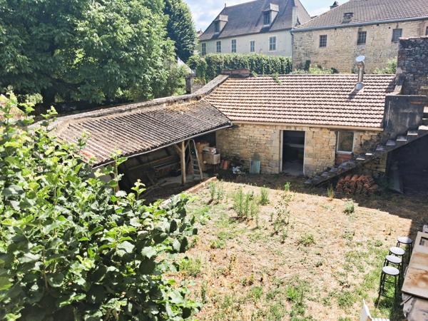 Bel immeuble en pierrre  avec de beaux éléments architecturaux, grands volumes, idéal investisseur