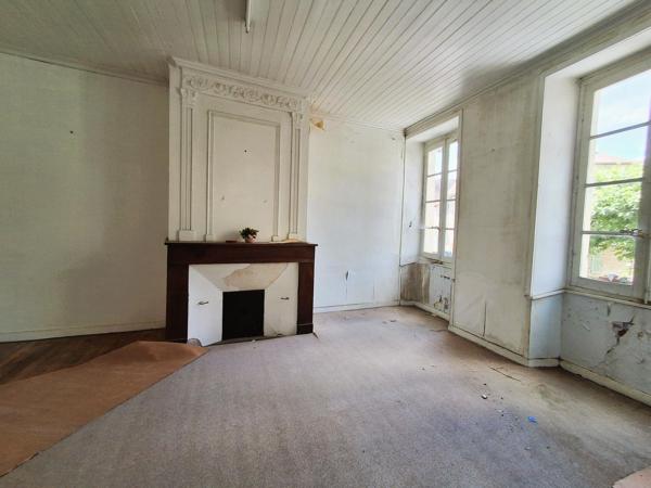 Bel immeuble en pierrre  avec de beaux éléments architecturaux, grands volumes, idéal investisseur