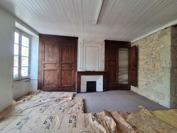 Bel immeuble en pierrre  avec de beaux éléments architecturaux, grands volumes, idéal investisseur