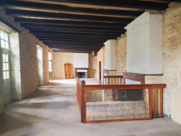 Bel immeuble en pierrre  avec de beaux éléments architecturaux, grands volumes, idéal investisseur