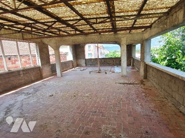 Maison 400 m² aménageables avec cour