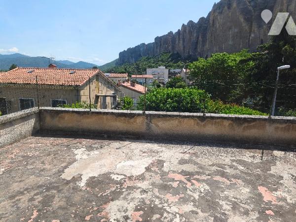 Maison 400 m² aménageables avec cour