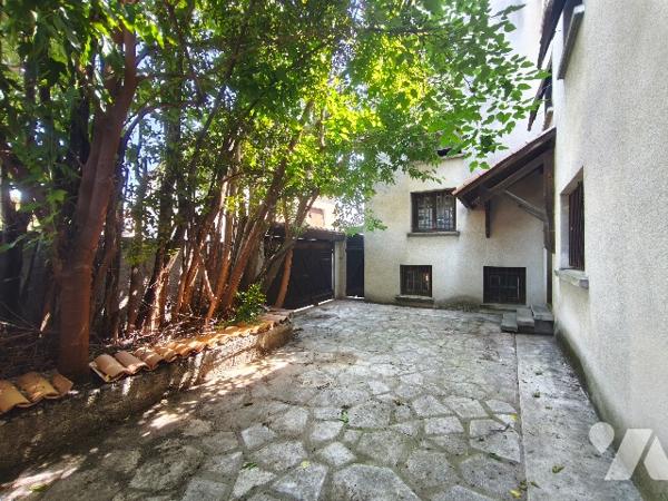 Maison 400 m² aménageables avec cour