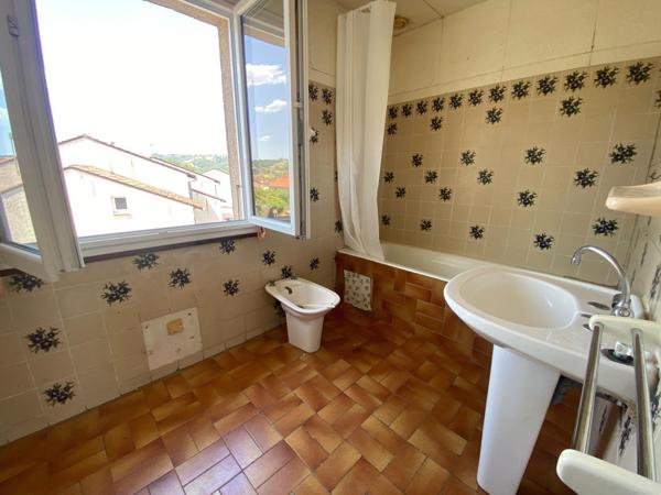 Maison Lumineuse, belle terrasse côté jardin et exposé sud.