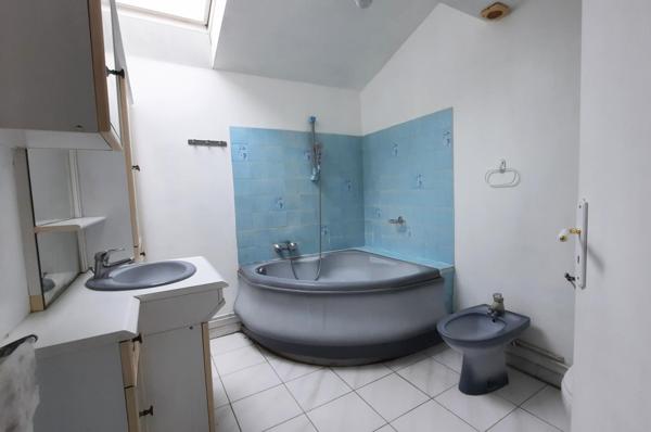 Immeuble avec ancien local pro + grand appartement