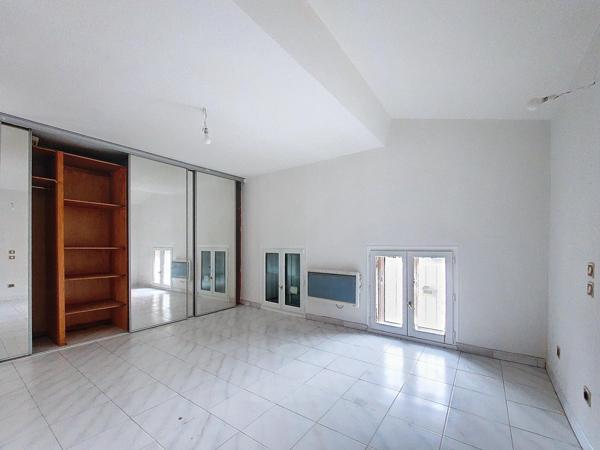 Immeuble avec ancien local pro + grand appartement