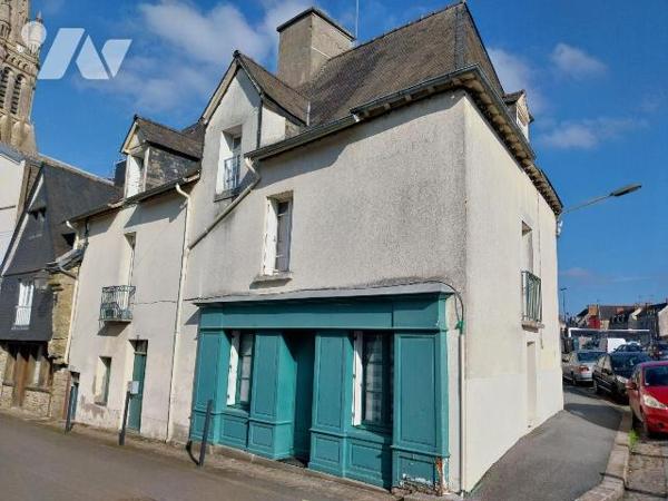 VITRE. Centre ville. Immeuble locatif sur 3 niveaux et composé de 5 appartements de type 1 bis/...