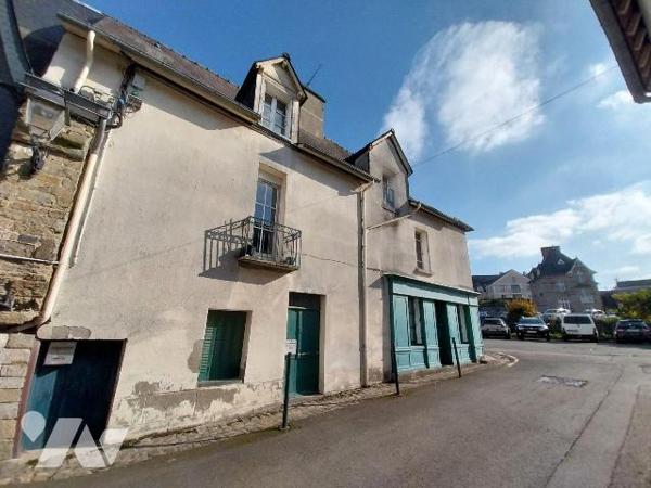 VITRE. Centre ville. Immeuble locatif sur 3 niveaux et composé de 5 appartements de type 1 bis/...
