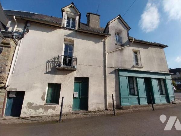 VITRE. Centre ville. Immeuble locatif sur 3 niveaux et composé de 5 appartements de type 1 bis/...