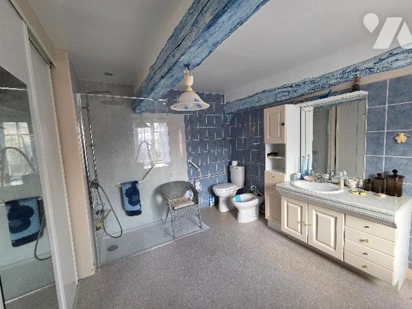 YVETOT maison briques et colombages d'~185m² sur un terrain d'~685m², 3 chambres, 2 bâtiments.