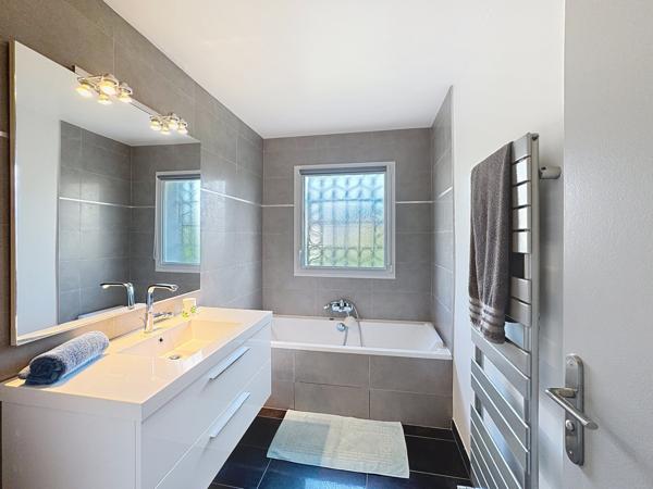 Saint-Didier-au-Mont-d'Or (69370) Saint-Didier-au-Mont-d’Or – Élégante maison familiale d'une surface habitable de 193,89 m² et 150,08m2 Carrez