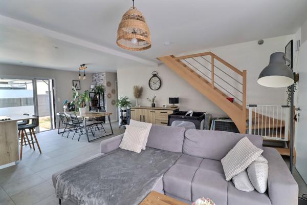 MAISON TRES LUMINEUSE avec 3 CHAMBRES, coin bureau, jardin et garage.