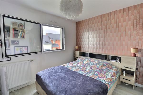 MAISON TRES LUMINEUSE avec 3 CHAMBRES, coin bureau, jardin et garage.