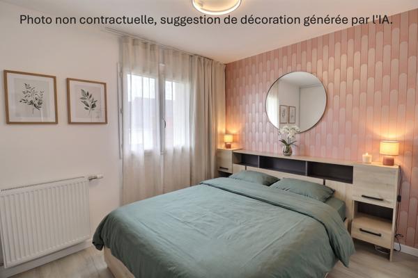MAISON TRES LUMINEUSE avec 3 CHAMBRES, coin bureau, jardin et garage.