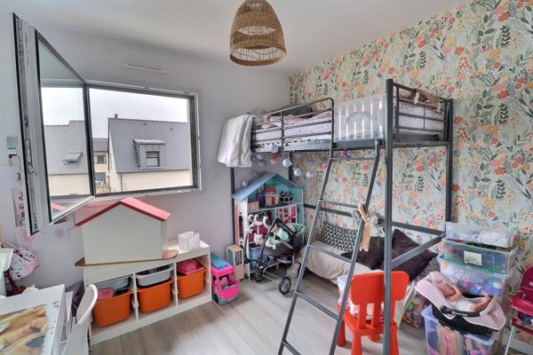 MAISON TRES LUMINEUSE avec 3 CHAMBRES, coin bureau, jardin et garage.