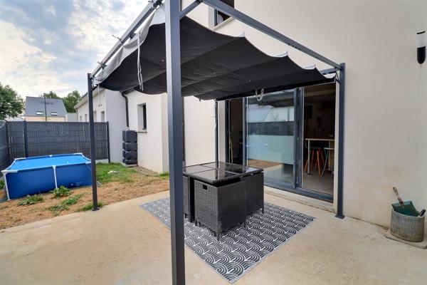 MAISON TRES LUMINEUSE avec 3 CHAMBRES, coin bureau, jardin et garage.