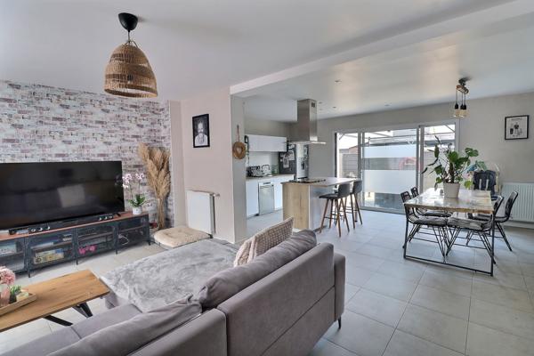MAISON TRES LUMINEUSE avec 3 CHAMBRES, coin bureau, jardin et garage.