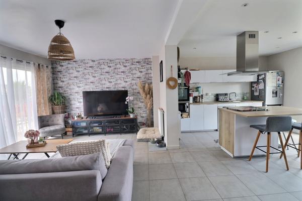 MAISON TRES LUMINEUSE avec 3 CHAMBRES, coin bureau, jardin et garage.