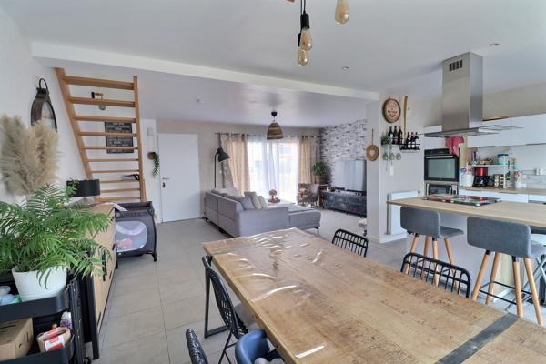 MAISON TRES LUMINEUSE avec 3 CHAMBRES, coin bureau, jardin et garage.