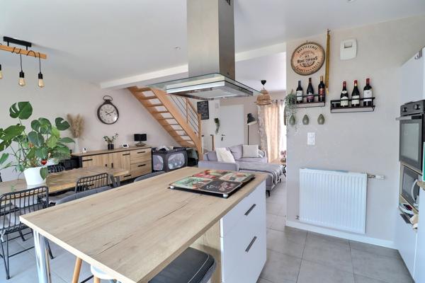 MAISON TRES LUMINEUSE avec 3 CHAMBRES, coin bureau, jardin et garage.