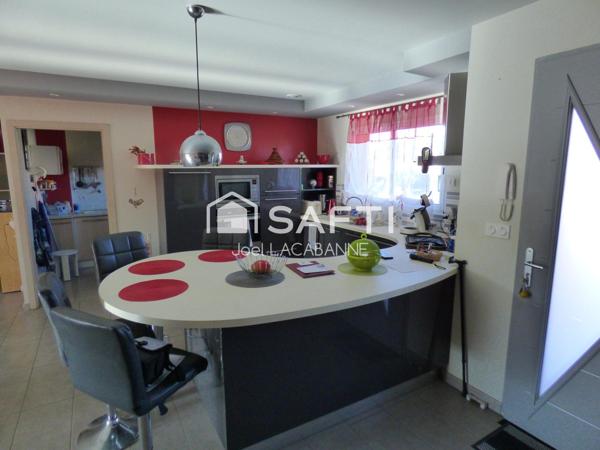 Villa plain pied 165 m², cuisine aménagée/salon de 52 m², 2 chambres, bureau. garage