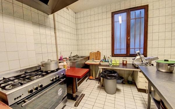 Immeuble à vendre    4 pièces • 186 m2 Bagnolet