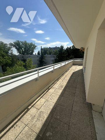 ATTIQUE TRIPLE EXPOSITION
