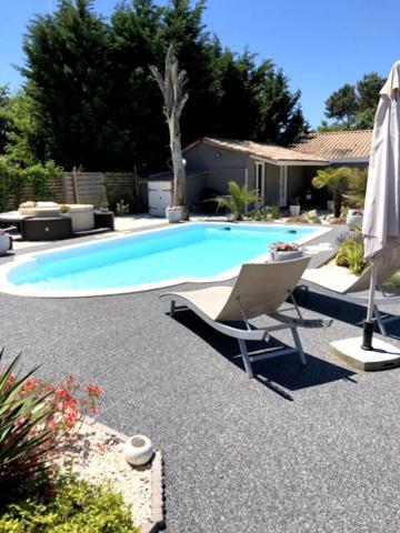 AUDENGE – Maison avec dépendance et piscine dans quartier calme et recherché