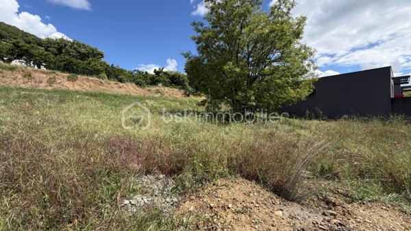 Au coeur d'un lotissement, parcelle de 900 m² constructible non viabilisée.