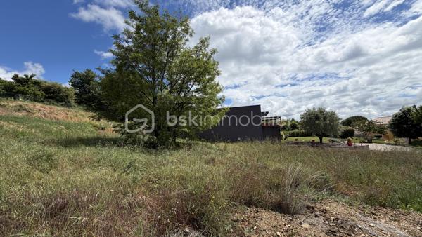 Au coeur d'un lotissement, parcelle de 900 m² constructible non viabilisée.