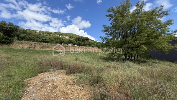 Au coeur d'un lotissement, parcelle de 900 m² constructible non viabilisée.