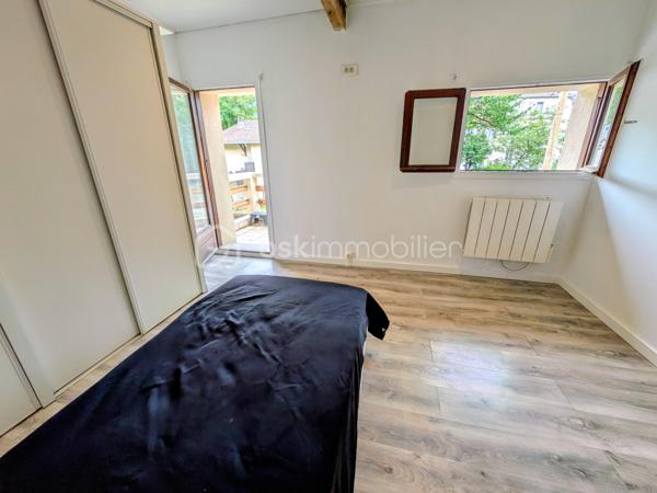 Au coeur de Champ Sur Drac, aux portes de Grenoble, découvrez cette maison individuelle d’environ 101 m², idéalement située dans un environnement RESIDENTIEL, CALME et recherché, à proximité immédiate des écoles, commerces de quartier, transports et équipements sportifs.

Une maison FONCTIONNELLE, un GRAND TERRAIN et une localisation privilégiée : le compromis idéal pour votre prochain projet de vie.

Édifiée sur une parcelle ENTIEREMENT CLOTUREE de 670 m², cette maison offre un cadre de vie pratique et convivial pour une famille en quête d’espace et de sérénité.

Au rez-de-chaussée, vous profiterez d'une ENTREE fonctionnelle, d'un espace BUANDERIE, d'une agréable PIECE DE VIE avec POELE A GRANULEE (conduit changé en 2025) et CUISINE EQUIPEE RECENTE ouverte sur la TERRASSE et le JARDIN, ainsi que d'un WC indépendant.
À l'étage, l'espace nuit comprend TROIS CHAMBRES avec placards intégrés (dont une possède son propre balcon), une spacieuse SALLE D'EAU RENOVEE avec fenêtre et un second WC indépendant.

À l'extérieur, chacun trouvera son espace : TERRASSE pour les repas en famille, cour pavée pour stationner les véhicules, JARDIN engazonné, SECONDE TERRASSE DALLEE et deux CABANONS offrant de nombreuses possibilités de rangement, ATELIER ou local vélos.

Côté technique: Cuisine et salle d'eau récentes; isolation par l'extérieur réalisée en 2022; huisseries partiellement remplacées en 2025; chauffage poêle à granulés avec conduit neuf (2025) et radiateurs à inertie; fibre optique; assainissement collectif.

Cette maison constitue une belle opportunité pour une famille souhaitant s'installer dans un secteur recherché tout en personnalisant certains aménagements extérieurs selon ses envies.