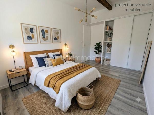 Au coeur de Champ Sur Drac, aux portes de Grenoble, découvrez cette maison individuelle d’environ 101 m², idéalement située dans un environnement RESIDENTIEL, CALME et recherché, à proximité immédiate des écoles, commerces de quartier, transports et équipements sportifs.

Une maison FONCTIONNELLE, un GRAND TERRAIN et une localisation privilégiée : le compromis idéal pour votre prochain projet de vie.

Édifiée sur une parcelle ENTIEREMENT CLOTUREE de 670 m², cette maison offre un cadre de vie pratique et convivial pour une famille en quête d’espace et de sérénité.

Au rez-de-chaussée, vous profiterez d'une ENTREE fonctionnelle, d'un espace BUANDERIE, d'une agréable PIECE DE VIE avec POELE A GRANULEE (conduit changé en 2025) et CUISINE EQUIPEE RECENTE ouverte sur la TERRASSE et le JARDIN, ainsi que d'un WC indépendant.
À l'étage, l'espace nuit comprend TROIS CHAMBRES avec placards intégrés (dont une possède son propre balcon), une spacieuse SALLE D'EAU RENOVEE avec fenêtre et un second WC indépendant.

À l'extérieur, chacun trouvera son espace : TERRASSE pour les repas en famille, cour pavée pour stationner les véhicules, JARDIN engazonné, SECONDE TERRASSE DALLEE et deux CABANONS offrant de nombreuses possibilités de rangement, ATELIER ou local vélos.

Côté technique: Cuisine et salle d'eau récentes; isolation par l'extérieur réalisée en 2022; huisseries partiellement remplacées en 2025; chauffage poêle à granulés avec conduit neuf (2025) et radiateurs à inertie; fibre optique; assainissement collectif.

Cette maison constitue une belle opportunité pour une famille souhaitant s'installer dans un secteur recherché tout en personnalisant certains aménagements extérieurs selon ses envies.