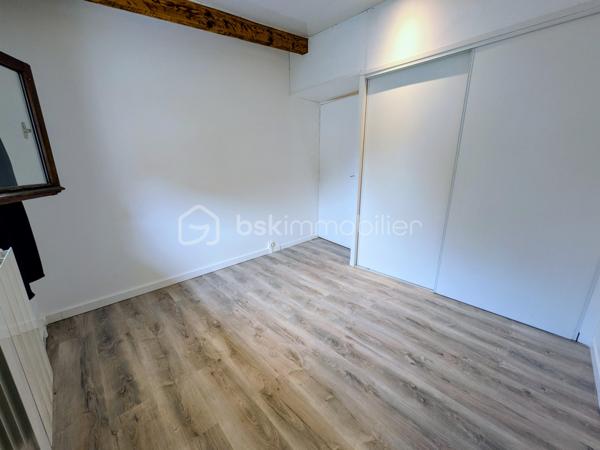 Au coeur de Champ Sur Drac, aux portes de Grenoble, découvrez cette maison individuelle d’environ 101 m², idéalement située dans un environnement RESIDENTIEL, CALME et recherché, à proximité immédiate des écoles, commerces de quartier, transports et équipements sportifs.

Une maison FONCTIONNELLE, un GRAND TERRAIN et une localisation privilégiée : le compromis idéal pour votre prochain projet de vie.

Édifiée sur une parcelle ENTIEREMENT CLOTUREE de 670 m², cette maison offre un cadre de vie pratique et convivial pour une famille en quête d’espace et de sérénité.

Au rez-de-chaussée, vous profiterez d'une ENTREE fonctionnelle, d'un espace BUANDERIE, d'une agréable PIECE DE VIE avec POELE A GRANULEE (conduit changé en 2025) et CUISINE EQUIPEE RECENTE ouverte sur la TERRASSE et le JARDIN, ainsi que d'un WC indépendant.
À l'étage, l'espace nuit comprend TROIS CHAMBRES avec placards intégrés (dont une possède son propre balcon), une spacieuse SALLE D'EAU RENOVEE avec fenêtre et un second WC indépendant.

À l'extérieur, chacun trouvera son espace : TERRASSE pour les repas en famille, cour pavée pour stationner les véhicules, JARDIN engazonné, SECONDE TERRASSE DALLEE et deux CABANONS offrant de nombreuses possibilités de rangement, ATELIER ou local vélos.

Côté technique: Cuisine et salle d'eau récentes; isolation par l'extérieur réalisée en 2022; huisseries partiellement remplacées en 2025; chauffage poêle à granulés avec conduit neuf (2025) et radiateurs à inertie; fibre optique; assainissement collectif.

Cette maison constitue une belle opportunité pour une famille souhaitant s'installer dans un secteur recherché tout en personnalisant certains aménagements extérieurs selon ses envies.