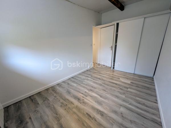 Au coeur de Champ Sur Drac, aux portes de Grenoble, découvrez cette maison individuelle d’environ 101 m², idéalement située dans un environnement RESIDENTIEL, CALME et recherché, à proximité immédiate des écoles, commerces de quartier, transports et équipements sportifs.

Une maison FONCTIONNELLE, un GRAND TERRAIN et une localisation privilégiée : le compromis idéal pour votre prochain projet de vie.

Édifiée sur une parcelle ENTIEREMENT CLOTUREE de 670 m², cette maison offre un cadre de vie pratique et convivial pour une famille en quête d’espace et de sérénité.

Au rez-de-chaussée, vous profiterez d'une ENTREE fonctionnelle, d'un espace BUANDERIE, d'une agréable PIECE DE VIE avec POELE A GRANULEE (conduit changé en 2025) et CUISINE EQUIPEE RECENTE ouverte sur la TERRASSE et le JARDIN, ainsi que d'un WC indépendant.
À l'étage, l'espace nuit comprend TROIS CHAMBRES avec placards intégrés (dont une possède son propre balcon), une spacieuse SALLE D'EAU RENOVEE avec fenêtre et un second WC indépendant.

À l'extérieur, chacun trouvera son espace : TERRASSE pour les repas en famille, cour pavée pour stationner les véhicules, JARDIN engazonné, SECONDE TERRASSE DALLEE et deux CABANONS offrant de nombreuses possibilités de rangement, ATELIER ou local vélos.

Côté technique: Cuisine et salle d'eau récentes; isolation par l'extérieur réalisée en 2022; huisseries partiellement remplacées en 2025; chauffage poêle à granulés avec conduit neuf (2025) et radiateurs à inertie; fibre optique; assainissement collectif.

Cette maison constitue une belle opportunité pour une famille souhaitant s'installer dans un secteur recherché tout en personnalisant certains aménagements extérieurs selon ses envies.