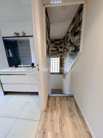 Au coeur de Champ Sur Drac, aux portes de Grenoble, découvrez cette maison individuelle d’environ 101 m², idéalement située dans un environnement RESIDENTIEL, CALME et recherché, à proximité immédiate des écoles, commerces de quartier, transports et équipements sportifs.

Une maison FONCTIONNELLE, un GRAND TERRAIN et une localisation privilégiée : le compromis idéal pour votre prochain projet de vie.

Édifiée sur une parcelle ENTIEREMENT CLOTUREE de 670 m², cette maison offre un cadre de vie pratique et convivial pour une famille en quête d’espace et de sérénité.

Au rez-de-chaussée, vous profiterez d'une ENTREE fonctionnelle, d'un espace BUANDERIE, d'une agréable PIECE DE VIE avec POELE A GRANULEE (conduit changé en 2025) et CUISINE EQUIPEE RECENTE ouverte sur la TERRASSE et le JARDIN, ainsi que d'un WC indépendant.
À l'étage, l'espace nuit comprend TROIS CHAMBRES avec placards intégrés (dont une possède son propre balcon), une spacieuse SALLE D'EAU RENOVEE avec fenêtre et un second WC indépendant.

À l'extérieur, chacun trouvera son espace : TERRASSE pour les repas en famille, cour pavée pour stationner les véhicules, JARDIN engazonné, SECONDE TERRASSE DALLEE et deux CABANONS offrant de nombreuses possibilités de rangement, ATELIER ou local vélos.

Côté technique: Cuisine et salle d'eau récentes; isolation par l'extérieur réalisée en 2022; huisseries partiellement remplacées en 2025; chauffage poêle à granulés avec conduit neuf (2025) et radiateurs à inertie; fibre optique; assainissement collectif.

Cette maison constitue une belle opportunité pour une famille souhaitant s'installer dans un secteur recherché tout en personnalisant certains aménagements extérieurs selon ses envies.