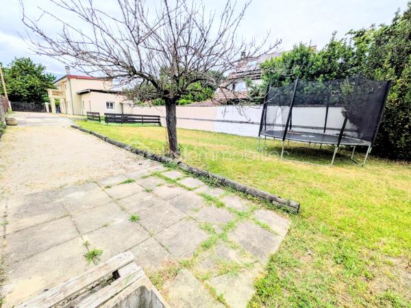 Au coeur de Champ Sur Drac, aux portes de Grenoble, découvrez cette maison individuelle d’environ 101 m², idéalement située dans un environnement RESIDENTIEL, CALME et recherché, à proximité immédiate des écoles, commerces de quartier, transports et équipements sportifs.

Une maison FONCTIONNELLE, un GRAND TERRAIN et une localisation privilégiée : le compromis idéal pour votre prochain projet de vie.

Édifiée sur une parcelle ENTIEREMENT CLOTUREE de 670 m², cette maison offre un cadre de vie pratique et convivial pour une famille en quête d’espace et de sérénité.

Au rez-de-chaussée, vous profiterez d'une ENTREE fonctionnelle, d'un espace BUANDERIE, d'une agréable PIECE DE VIE avec POELE A GRANULEE (conduit changé en 2025) et CUISINE EQUIPEE RECENTE ouverte sur la TERRASSE et le JARDIN, ainsi que d'un WC indépendant.
À l'étage, l'espace nuit comprend TROIS CHAMBRES avec placards intégrés (dont une possède son propre balcon), une spacieuse SALLE D'EAU RENOVEE avec fenêtre et un second WC indépendant.

À l'extérieur, chacun trouvera son espace : TERRASSE pour les repas en famille, cour pavée pour stationner les véhicules, JARDIN engazonné, SECONDE TERRASSE DALLEE et deux CABANONS offrant de nombreuses possibilités de rangement, ATELIER ou local vélos.

Côté technique: Cuisine et salle d'eau récentes; isolation par l'extérieur réalisée en 2022; huisseries partiellement remplacées en 2025; chauffage poêle à granulés avec conduit neuf (2025) et radiateurs à inertie; fibre optique; assainissement collectif.

Cette maison constitue une belle opportunité pour une famille souhaitant s'installer dans un secteur recherché tout en personnalisant certains aménagements extérieurs selon ses envies.