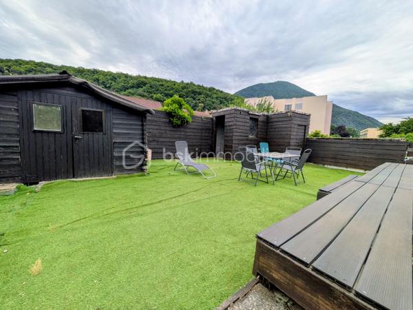Au coeur de Champ Sur Drac, aux portes de Grenoble, découvrez cette maison individuelle d’environ 101 m², idéalement située dans un environnement RESIDENTIEL, CALME et recherché, à proximité immédiate des écoles, commerces de quartier, transports et équipements sportifs.

Une maison FONCTIONNELLE, un GRAND TERRAIN et une localisation privilégiée : le compromis idéal pour votre prochain projet de vie.

Édifiée sur une parcelle ENTIEREMENT CLOTUREE de 670 m², cette maison offre un cadre de vie pratique et convivial pour une famille en quête d’espace et de sérénité.

Au rez-de-chaussée, vous profiterez d'une ENTREE fonctionnelle, d'un espace BUANDERIE, d'une agréable PIECE DE VIE avec POELE A GRANULEE (conduit changé en 2025) et CUISINE EQUIPEE RECENTE ouverte sur la TERRASSE et le JARDIN, ainsi que d'un WC indépendant.
À l'étage, l'espace nuit comprend TROIS CHAMBRES avec placards intégrés (dont une possède son propre balcon), une spacieuse SALLE D'EAU RENOVEE avec fenêtre et un second WC indépendant.

À l'extérieur, chacun trouvera son espace : TERRASSE pour les repas en famille, cour pavée pour stationner les véhicules, JARDIN engazonné, SECONDE TERRASSE DALLEE et deux CABANONS offrant de nombreuses possibilités de rangement, ATELIER ou local vélos.

Côté technique: Cuisine et salle d'eau récentes; isolation par l'extérieur réalisée en 2022; huisseries partiellement remplacées en 2025; chauffage poêle à granulés avec conduit neuf (2025) et radiateurs à inertie; fibre optique; assainissement collectif.

Cette maison constitue une belle opportunité pour une famille souhaitant s'installer dans un secteur recherché tout en personnalisant certains aménagements extérieurs selon ses envies.