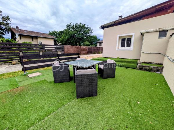 Au coeur de Champ Sur Drac, aux portes de Grenoble, découvrez cette maison individuelle d’environ 101 m², idéalement située dans un environnement RESIDENTIEL, CALME et recherché, à proximité immédiate des écoles, commerces de quartier, transports et équipements sportifs.

Une maison FONCTIONNELLE, un GRAND TERRAIN et une localisation privilégiée : le compromis idéal pour votre prochain projet de vie.

Édifiée sur une parcelle ENTIEREMENT CLOTUREE de 670 m², cette maison offre un cadre de vie pratique et convivial pour une famille en quête d’espace et de sérénité.

Au rez-de-chaussée, vous profiterez d'une ENTREE fonctionnelle, d'un espace BUANDERIE, d'une agréable PIECE DE VIE avec POELE A GRANULEE (conduit changé en 2025) et CUISINE EQUIPEE RECENTE ouverte sur la TERRASSE et le JARDIN, ainsi que d'un WC indépendant.
À l'étage, l'espace nuit comprend TROIS CHAMBRES avec placards intégrés (dont une possède son propre balcon), une spacieuse SALLE D'EAU RENOVEE avec fenêtre et un second WC indépendant.

À l'extérieur, chacun trouvera son espace : TERRASSE pour les repas en famille, cour pavée pour stationner les véhicules, JARDIN engazonné, SECONDE TERRASSE DALLEE et deux CABANONS offrant de nombreuses possibilités de rangement, ATELIER ou local vélos.

Côté technique: Cuisine et salle d'eau récentes; isolation par l'extérieur réalisée en 2022; huisseries partiellement remplacées en 2025; chauffage poêle à granulés avec conduit neuf (2025) et radiateurs à inertie; fibre optique; assainissement collectif.

Cette maison constitue une belle opportunité pour une famille souhaitant s'installer dans un secteur recherché tout en personnalisant certains aménagements extérieurs selon ses envies.
