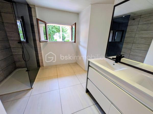 Au coeur de Champ Sur Drac, aux portes de Grenoble, découvrez cette maison individuelle d’environ 101 m², idéalement située dans un environnement RESIDENTIEL, CALME et recherché, à proximité immédiate des écoles, commerces de quartier, transports et équipements sportifs.

Une maison FONCTIONNELLE, un GRAND TERRAIN et une localisation privilégiée : le compromis idéal pour votre prochain projet de vie.

Édifiée sur une parcelle ENTIEREMENT CLOTUREE de 670 m², cette maison offre un cadre de vie pratique et convivial pour une famille en quête d’espace et de sérénité.

Au rez-de-chaussée, vous profiterez d'une ENTREE fonctionnelle, d'un espace BUANDERIE, d'une agréable PIECE DE VIE avec POELE A GRANULEE (conduit changé en 2025) et CUISINE EQUIPEE RECENTE ouverte sur la TERRASSE et le JARDIN, ainsi que d'un WC indépendant.
À l'étage, l'espace nuit comprend TROIS CHAMBRES avec placards intégrés (dont une possède son propre balcon), une spacieuse SALLE D'EAU RENOVEE avec fenêtre et un second WC indépendant.

À l'extérieur, chacun trouvera son espace : TERRASSE pour les repas en famille, cour pavée pour stationner les véhicules, JARDIN engazonné, SECONDE TERRASSE DALLEE et deux CABANONS offrant de nombreuses possibilités de rangement, ATELIER ou local vélos.

Côté technique: Cuisine et salle d'eau récentes; isolation par l'extérieur réalisée en 2022; huisseries partiellement remplacées en 2025; chauffage poêle à granulés avec conduit neuf (2025) et radiateurs à inertie; fibre optique; assainissement collectif.

Cette maison constitue une belle opportunité pour une famille souhaitant s'installer dans un secteur recherché tout en personnalisant certains aménagements extérieurs selon ses envies.