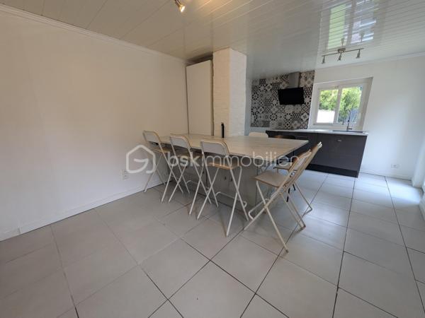Au coeur de Champ Sur Drac, aux portes de Grenoble, découvrez cette maison individuelle d’environ 101 m², idéalement située dans un environnement RESIDENTIEL, CALME et recherché, à proximité immédiate des écoles, commerces de quartier, transports et équipements sportifs.

Une maison FONCTIONNELLE, un GRAND TERRAIN et une localisation privilégiée : le compromis idéal pour votre prochain projet de vie.

Édifiée sur une parcelle ENTIEREMENT CLOTUREE de 670 m², cette maison offre un cadre de vie pratique et convivial pour une famille en quête d’espace et de sérénité.

Au rez-de-chaussée, vous profiterez d'une ENTREE fonctionnelle, d'un espace BUANDERIE, d'une agréable PIECE DE VIE avec POELE A GRANULEE (conduit changé en 2025) et CUISINE EQUIPEE RECENTE ouverte sur la TERRASSE et le JARDIN, ainsi que d'un WC indépendant.
À l'étage, l'espace nuit comprend TROIS CHAMBRES avec placards intégrés (dont une possède son propre balcon), une spacieuse SALLE D'EAU RENOVEE avec fenêtre et un second WC indépendant.

À l'extérieur, chacun trouvera son espace : TERRASSE pour les repas en famille, cour pavée pour stationner les véhicules, JARDIN engazonné, SECONDE TERRASSE DALLEE et deux CABANONS offrant de nombreuses possibilités de rangement, ATELIER ou local vélos.

Côté technique: Cuisine et salle d'eau récentes; isolation par l'extérieur réalisée en 2022; huisseries partiellement remplacées en 2025; chauffage poêle à granulés avec conduit neuf (2025) et radiateurs à inertie; fibre optique; assainissement collectif.

Cette maison constitue une belle opportunité pour une famille souhaitant s'installer dans un secteur recherché tout en personnalisant certains aménagements extérieurs selon ses envies.