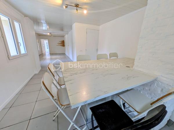 Au coeur de Champ Sur Drac, aux portes de Grenoble, découvrez cette maison individuelle d’environ 101 m², idéalement située dans un environnement RESIDENTIEL, CALME et recherché, à proximité immédiate des écoles, commerces de quartier, transports et équipements sportifs.

Une maison FONCTIONNELLE, un GRAND TERRAIN et une localisation privilégiée : le compromis idéal pour votre prochain projet de vie.

Édifiée sur une parcelle ENTIEREMENT CLOTUREE de 670 m², cette maison offre un cadre de vie pratique et convivial pour une famille en quête d’espace et de sérénité.

Au rez-de-chaussée, vous profiterez d'une ENTREE fonctionnelle, d'un espace BUANDERIE, d'une agréable PIECE DE VIE avec POELE A GRANULEE (conduit changé en 2025) et CUISINE EQUIPEE RECENTE ouverte sur la TERRASSE et le JARDIN, ainsi que d'un WC indépendant.
À l'étage, l'espace nuit comprend TROIS CHAMBRES avec placards intégrés (dont une possède son propre balcon), une spacieuse SALLE D'EAU RENOVEE avec fenêtre et un second WC indépendant.

À l'extérieur, chacun trouvera son espace : TERRASSE pour les repas en famille, cour pavée pour stationner les véhicules, JARDIN engazonné, SECONDE TERRASSE DALLEE et deux CABANONS offrant de nombreuses possibilités de rangement, ATELIER ou local vélos.

Côté technique: Cuisine et salle d'eau récentes; isolation par l'extérieur réalisée en 2022; huisseries partiellement remplacées en 2025; chauffage poêle à granulés avec conduit neuf (2025) et radiateurs à inertie; fibre optique; assainissement collectif.

Cette maison constitue une belle opportunité pour une famille souhaitant s'installer dans un secteur recherché tout en personnalisant certains aménagements extérieurs selon ses envies.