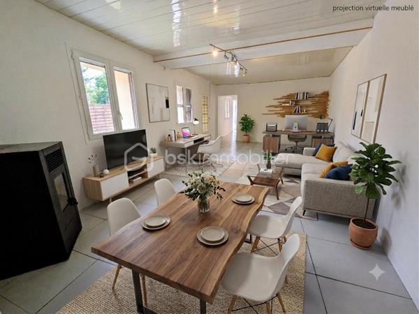 Au coeur de Champ Sur Drac, aux portes de Grenoble, découvrez cette maison individuelle d’environ 101 m², idéalement située dans un environnement RESIDENTIEL, CALME et recherché, à proximité immédiate des écoles, commerces de quartier, transports et équipements sportifs.

Une maison FONCTIONNELLE, un GRAND TERRAIN et une localisation privilégiée : le compromis idéal pour votre prochain projet de vie.

Édifiée sur une parcelle ENTIEREMENT CLOTUREE de 670 m², cette maison offre un cadre de vie pratique et convivial pour une famille en quête d’espace et de sérénité.

Au rez-de-chaussée, vous profiterez d'une ENTREE fonctionnelle, d'un espace BUANDERIE, d'une agréable PIECE DE VIE avec POELE A GRANULEE (conduit changé en 2025) et CUISINE EQUIPEE RECENTE ouverte sur la TERRASSE et le JARDIN, ainsi que d'un WC indépendant.
À l'étage, l'espace nuit comprend TROIS CHAMBRES avec placards intégrés (dont une possède son propre balcon), une spacieuse SALLE D'EAU RENOVEE avec fenêtre et un second WC indépendant.

À l'extérieur, chacun trouvera son espace : TERRASSE pour les repas en famille, cour pavée pour stationner les véhicules, JARDIN engazonné, SECONDE TERRASSE DALLEE et deux CABANONS offrant de nombreuses possibilités de rangement, ATELIER ou local vélos.

Côté technique: Cuisine et salle d'eau récentes; isolation par l'extérieur réalisée en 2022; huisseries partiellement remplacées en 2025; chauffage poêle à granulés avec conduit neuf (2025) et radiateurs à inertie; fibre optique; assainissement collectif.

Cette maison constitue une belle opportunité pour une famille souhaitant s'installer dans un secteur recherché tout en personnalisant certains aménagements extérieurs selon ses envies.