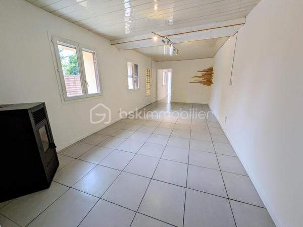 Au coeur de Champ Sur Drac, aux portes de Grenoble, découvrez cette maison individuelle d’environ 101 m², idéalement située dans un environnement RESIDENTIEL, CALME et recherché, à proximité immédiate des écoles, commerces de quartier, transports et équipements sportifs.

Une maison FONCTIONNELLE, un GRAND TERRAIN et une localisation privilégiée : le compromis idéal pour votre prochain projet de vie.

Édifiée sur une parcelle ENTIEREMENT CLOTUREE de 670 m², cette maison offre un cadre de vie pratique et convivial pour une famille en quête d’espace et de sérénité.

Au rez-de-chaussée, vous profiterez d'une ENTREE fonctionnelle, d'un espace BUANDERIE, d'une agréable PIECE DE VIE avec POELE A GRANULEE (conduit changé en 2025) et CUISINE EQUIPEE RECENTE ouverte sur la TERRASSE et le JARDIN, ainsi que d'un WC indépendant.
À l'étage, l'espace nuit comprend TROIS CHAMBRES avec placards intégrés (dont une possède son propre balcon), une spacieuse SALLE D'EAU RENOVEE avec fenêtre et un second WC indépendant.

À l'extérieur, chacun trouvera son espace : TERRASSE pour les repas en famille, cour pavée pour stationner les véhicules, JARDIN engazonné, SECONDE TERRASSE DALLEE et deux CABANONS offrant de nombreuses possibilités de rangement, ATELIER ou local vélos.

Côté technique: Cuisine et salle d'eau récentes; isolation par l'extérieur réalisée en 2022; huisseries partiellement remplacées en 2025; chauffage poêle à granulés avec conduit neuf (2025) et radiateurs à inertie; fibre optique; assainissement collectif.

Cette maison constitue une belle opportunité pour une famille souhaitant s'installer dans un secteur recherché tout en personnalisant certains aménagements extérieurs selon ses envies.